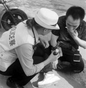 男子骑车受伤骨折 执勤警花及时相助