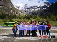 台湾旅游达人玩转四川 赏美景、品美食