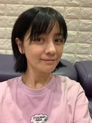 胡可素颜无滤镜大方自拍:真实的自己