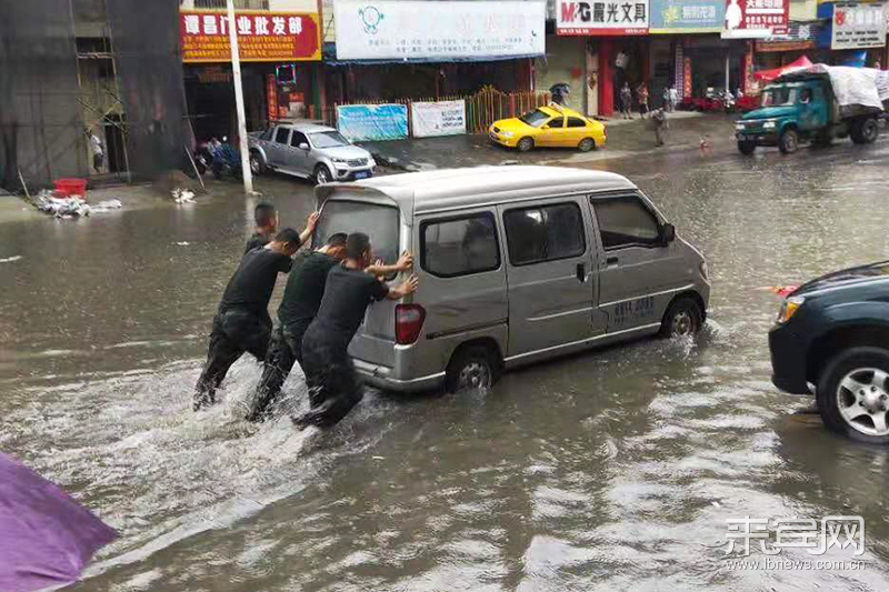 暴雨来袭 来宾城区局地积水汽车被泡