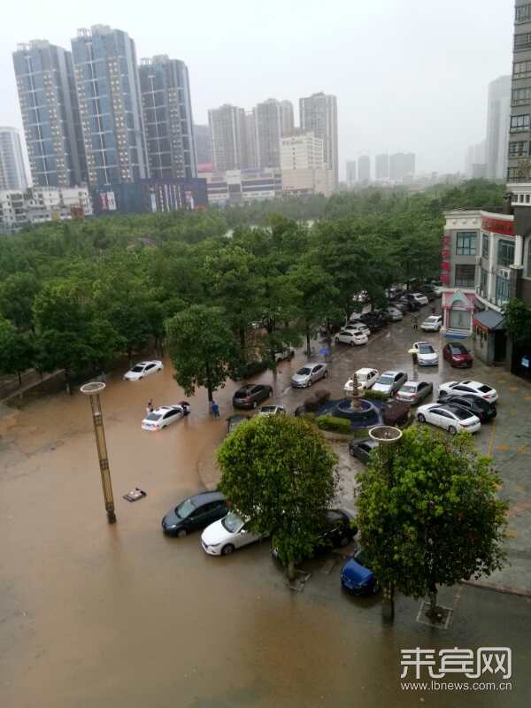 暴雨来袭 来宾城区局地积水汽车被泡