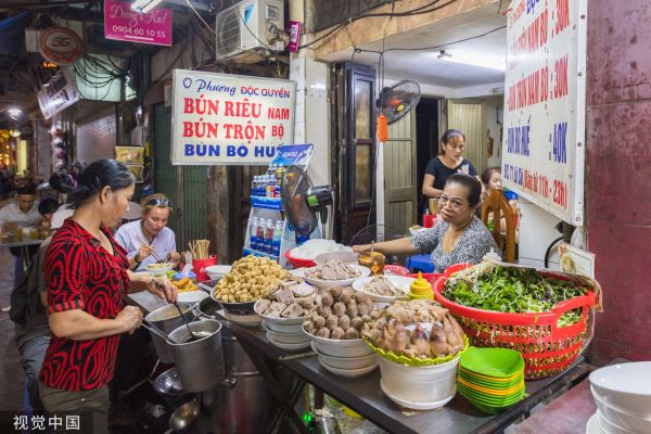 越南河内老城区夜间的小餐馆。（视觉中国）