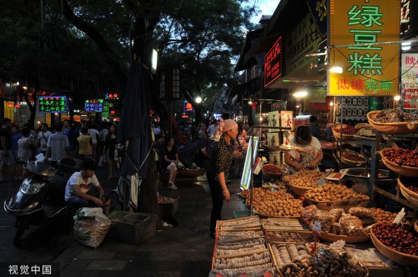 陕西省西安市，回民街夜市上的美食摊位。（视觉中国）