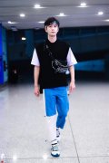 胸前小包时尚又实用 还不快给男朋友买