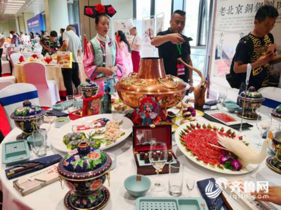 组图：“美食+美器=美的享受”国宴·名宴摆台艺术展岛城首秀