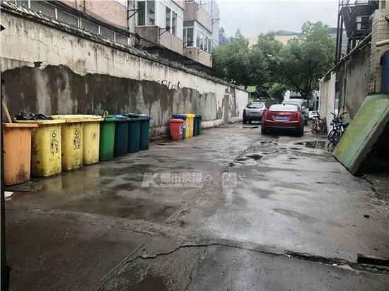 杭州一条美食街竟成了垃圾街 现场触目惊心