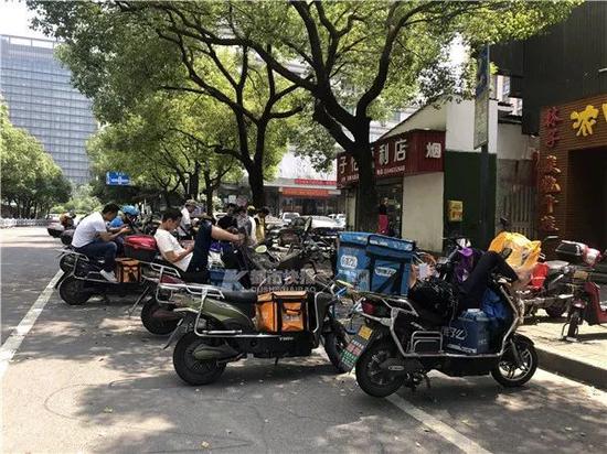 杭州一条美食街竟成了垃圾街 现场触目惊心