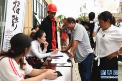 鄱阳湖水位上涨 “水上公路”引游客排