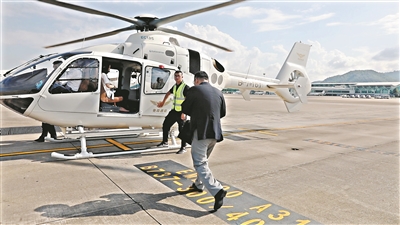 首条内地直飞香港直升机跨境航线昨日在深开通