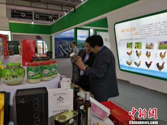 四川省广元市在甘肃参展的产品受亲睐。　刘薛梅 摄