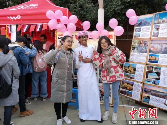 也门留学生和中国学生合影。　唐小晴 摄