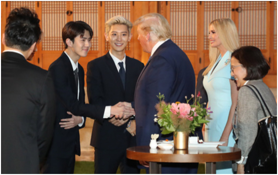 特朗普一行访韩获赠EXO签名专辑 韩媒：他家人是