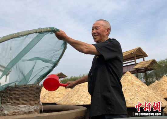高党村集体入股新建了传统甜油坊，73岁的李前彬感觉自己有了奔头。朱志庚摄