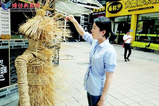 美食店店主出“金点子”扎竹签稻草人倡环保