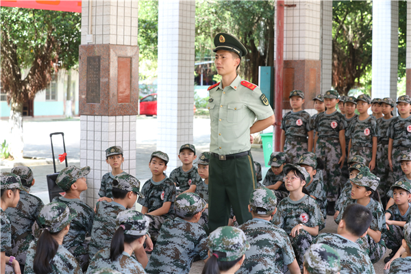 武警钦州支队：联合驻地小学纪念全民族抗战爆