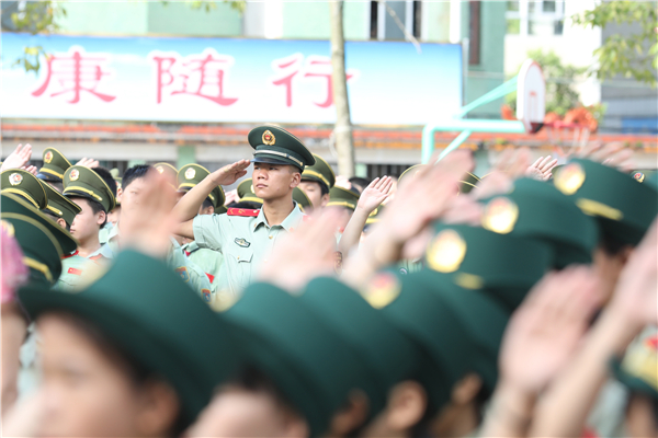 武警钦州支队：联合驻地小学纪念全民族抗战爆