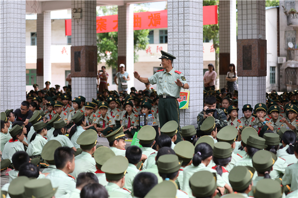 武警钦州支队：联合驻地小学纪念全民族抗战爆