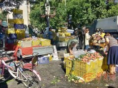 机动车占道、摊贩乱摆 西安龙首北路东
