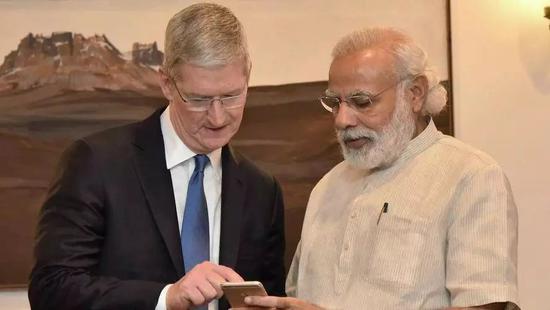 2016年，库克与印度总理莫迪． 图片来自：印度新闻信息局