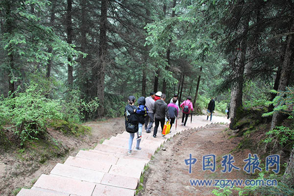 山丹县举办焉支山“六月六”民俗文化旅游活动