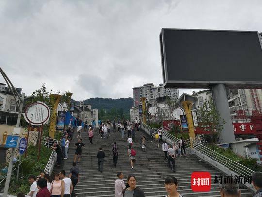 万源向前广场山体变形进展：5000余群众安全撤离