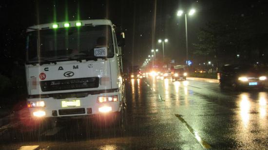 珠海再现雨衣杀人事件 女子被卷车底丈夫跪地痛哭