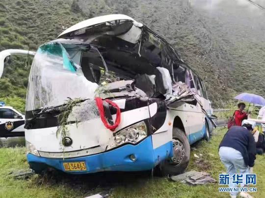 四川阿坝州一旅游大巴车被飞石击中 死亡人数增至8人