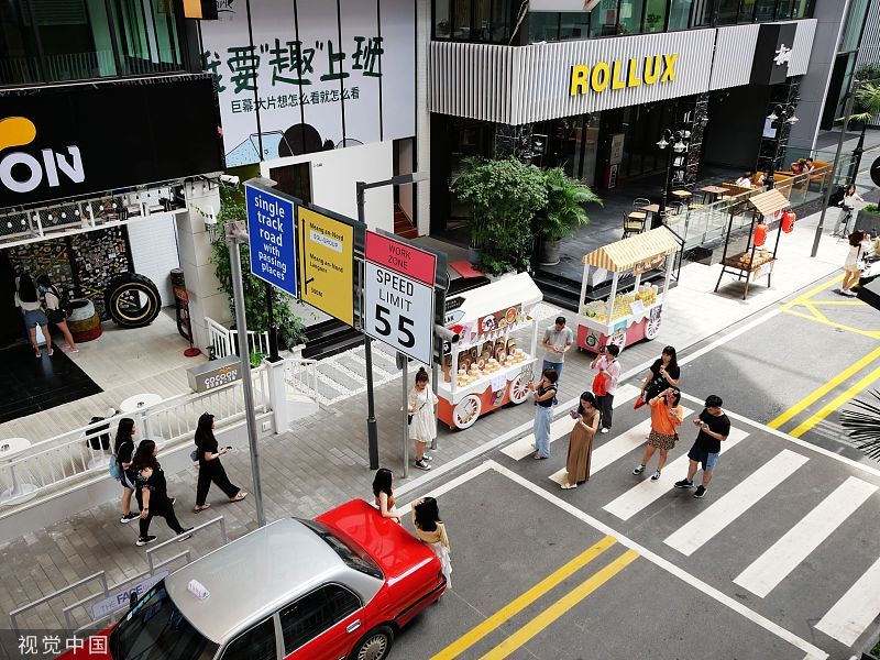 广州港风大街走红 游客坐汽车顶自拍“假装在香