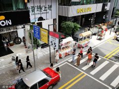 广州港风大街走红 游客坐汽车顶自拍“