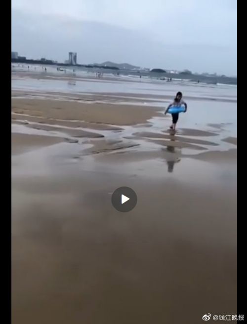 视频显示失踪女童曾在海滩边游玩 地点疑似在福建