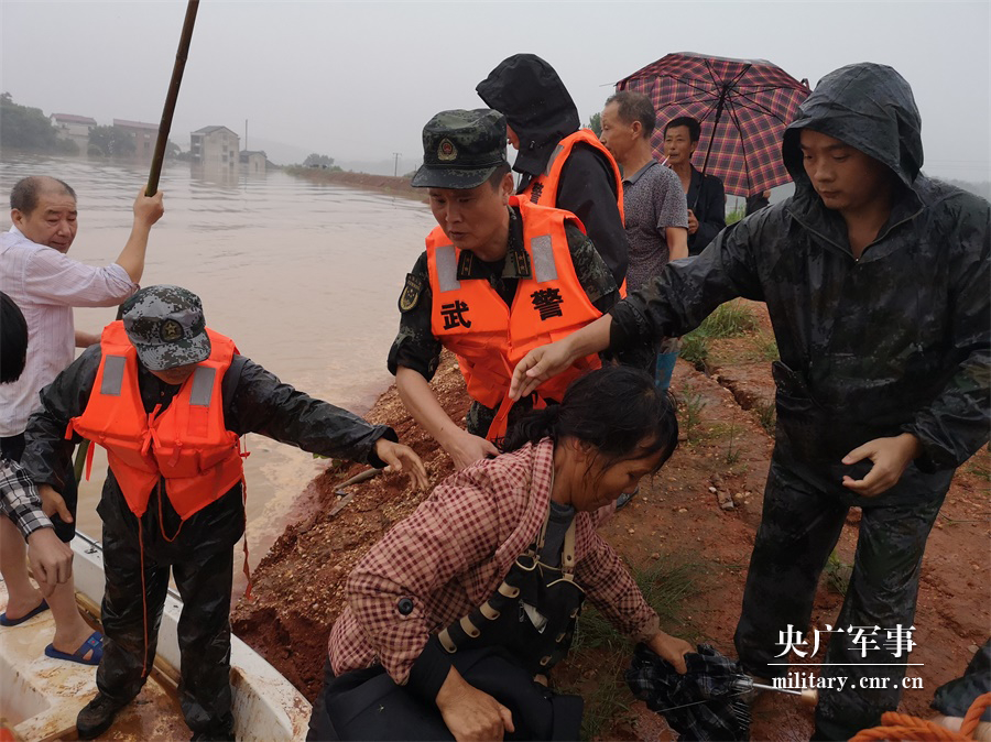 武警衡阳支队：抗洪抢险，我们奋战在一线！