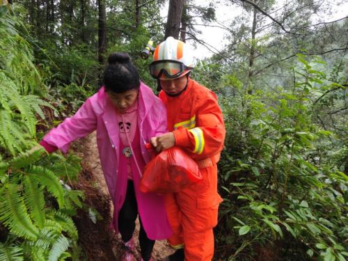 贵州凯里一景区发生山体滑坡 500余名被困人员获救