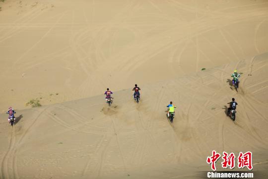 7月以来，不少沙漠越野爱好者在博湖县艾尔逊乌拉沙漠体验沙漠越野。　何阳 摄