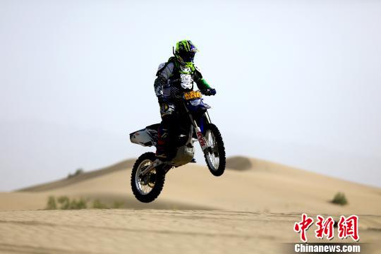 越野摩托爱好者在博湖县艾尔逊乌拉沙漠飞驰。　何阳 摄