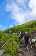 富士山正式迎来登山季 静冈、山梨两侧