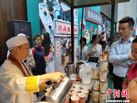 香港地道美食“飘香”成都“金茶王”现场冲制港式奶茶