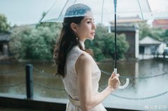 李若彤穿淡雅长裙雨中漫步 网友赞“最