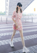 戚薇脚踩STELLA LUNA老爹鞋入镜街拍绽放女