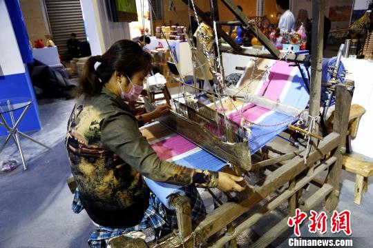 具有400余年历史的织布机亮相“2018中国·山东旅游商品与装备博览会”。　沙见龙 摄
