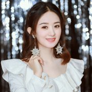 赵丽颖产后现身 连衣裙搭配帆布鞋美回
