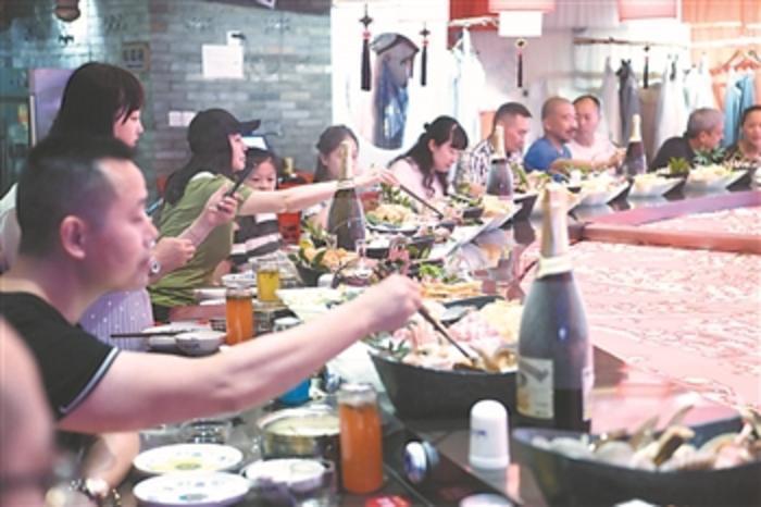 全国“吃货”排行榜发布 四省份餐饮年收入超