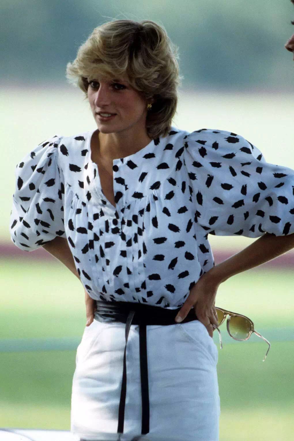 一件旧运动衫拍出37万 戴安娜的时髦领先了40年！