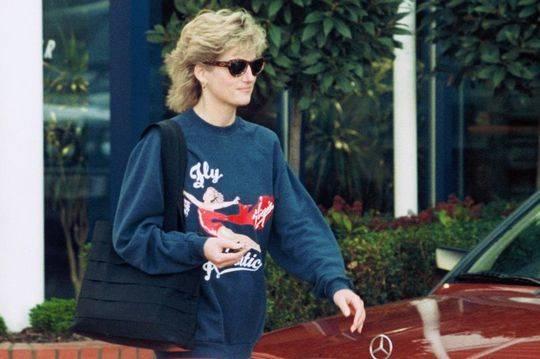 一件旧运动衫拍出37万 戴安娜的时髦领先了40年！