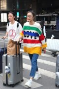 王丽坤穿的彩色T恤,和这个夏天很mat