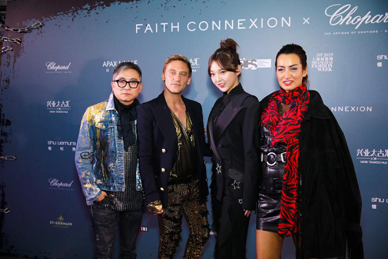 图：上海时装周SIFS国际品牌发布负责人Terence Chu(左一)、国内新声代创作歌手强东玥(右二)、FAITH CONNEXION联合创始人Maria Buccellati(右一)等合影 。