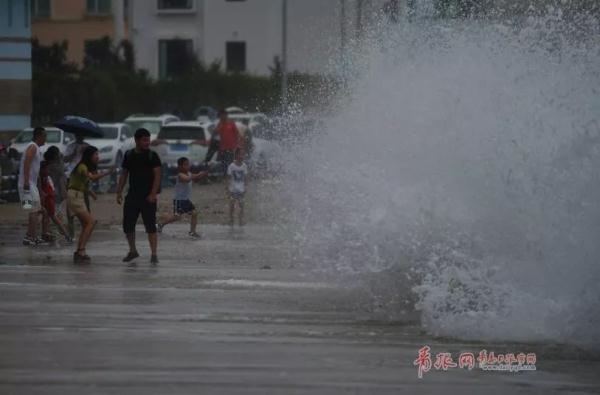 揪心！青岛海边上演惊险一幕！在海边游玩一定要警惕这些危险！