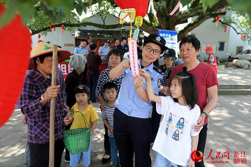 6月23日，民警向村民讲解禁毒知识。章勇涛 摄