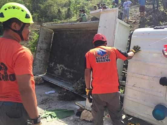 菲律宾一卡车坠崖造成11名学生死亡 另有20人被送