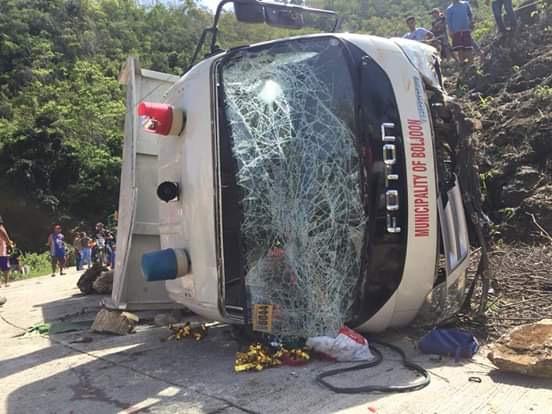 菲律宾一卡车坠崖造成11名学生死亡 另有20人被送