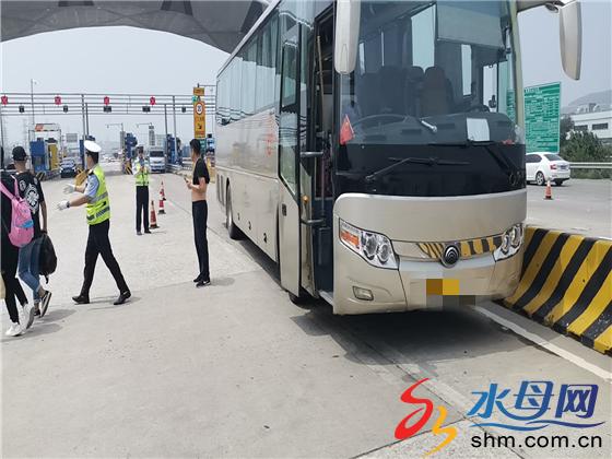 旅游包车抛锚在60度路面 高速交警援助获群众点